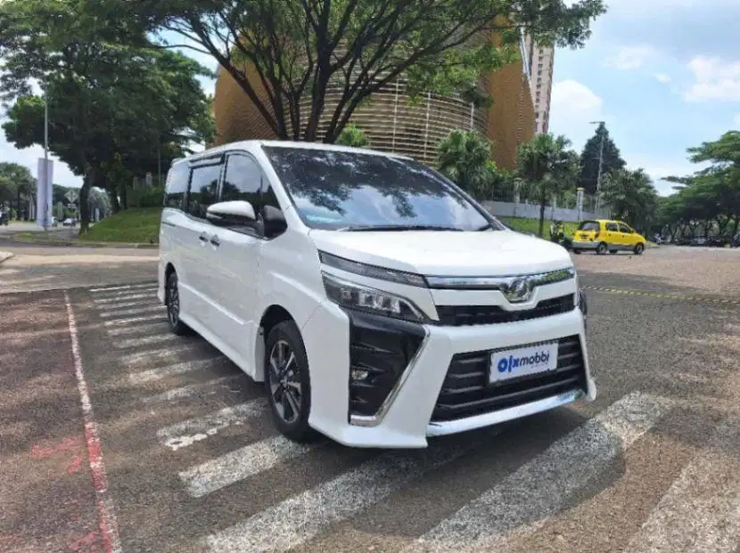 LOW DP Toyota Voxy 2.0 Bensin-AT 2017 SII