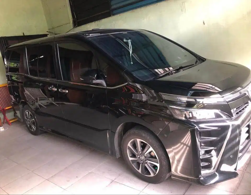 Toyota Voxy 2.0 A/T Inazuma Black