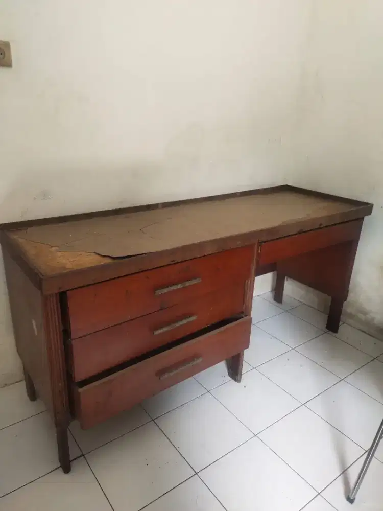 Meja kerja kayu