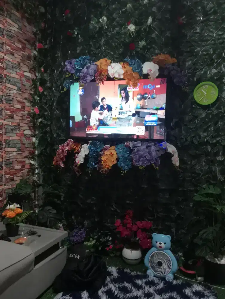 Tv baru 3 bulan. Merk AniMax 43'inch. Kardus lengkap.