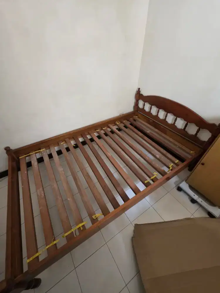 Dipan Ranjang Tidur Kayu Jati