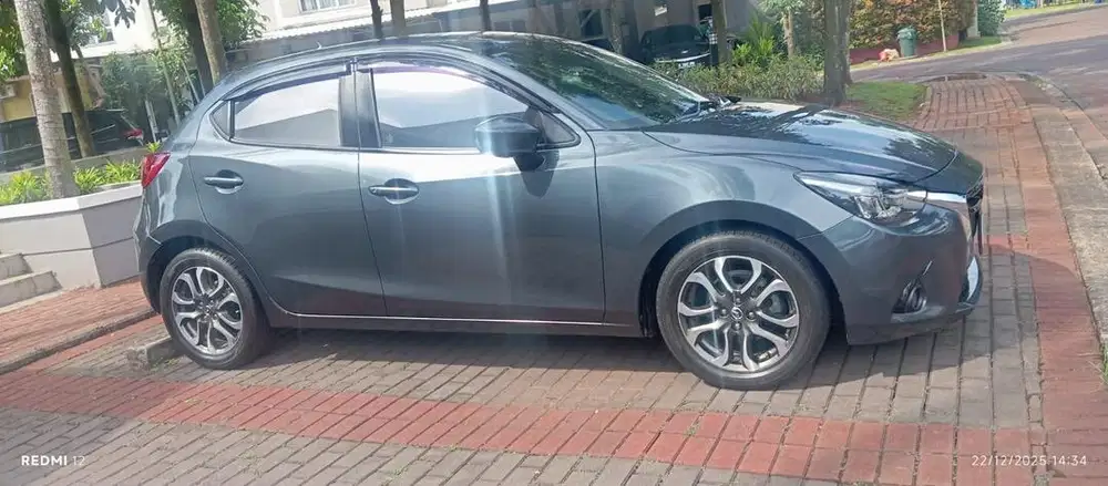 Mazda2 Abu abu matic