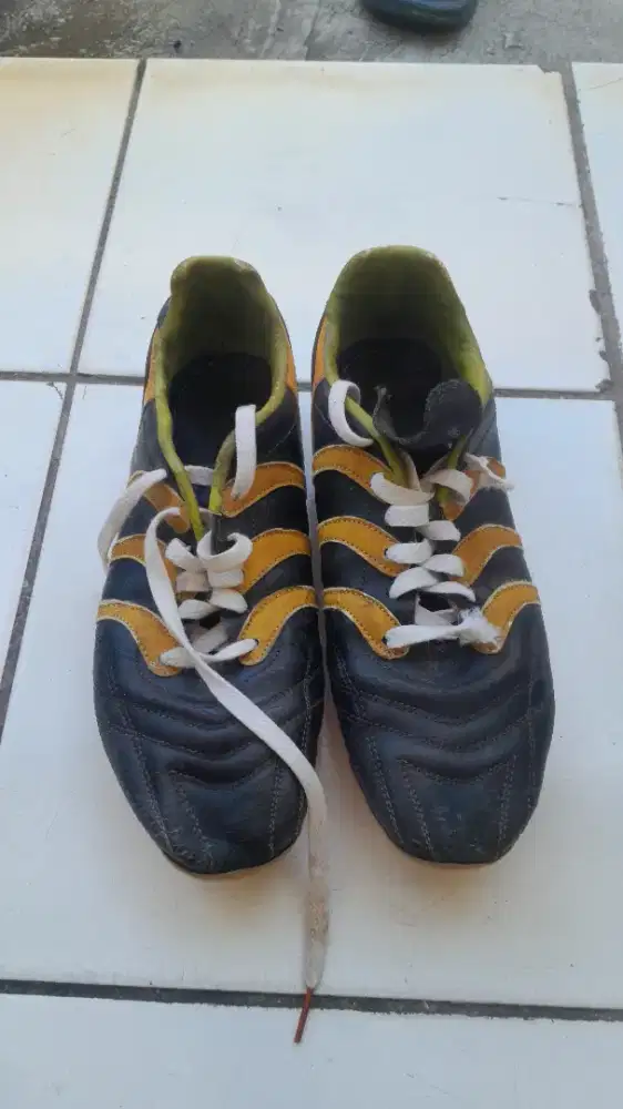 Dijual sepatu bola asli kulit