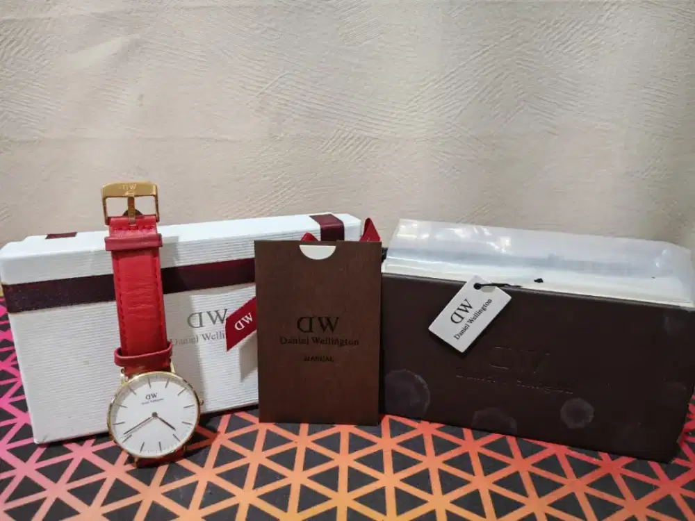 Jam unisex Daniel Wellington putih strap kulit merah
