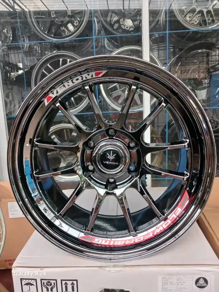 Venom 5 ring 18 lebar 9 pcd 6x139,7 ET 0 black chrome 4pcs.  Fortuner