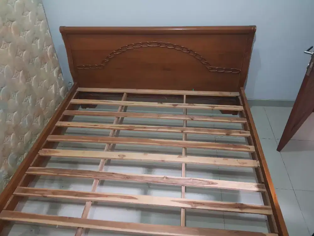 Tempat tidur kayu jati bekas