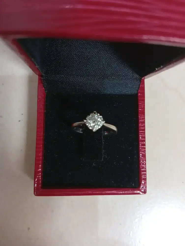 Cincin berlian koleksi pribadi. Emas 18k, berlian 1 karat