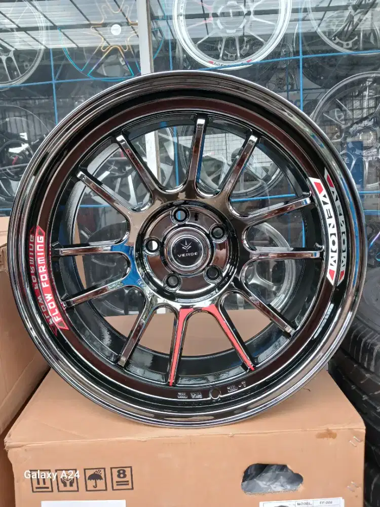 Venom 5 ring 18 lebar 9 pcd 5x114,3 ET 22 black chrome.  Innova reborn