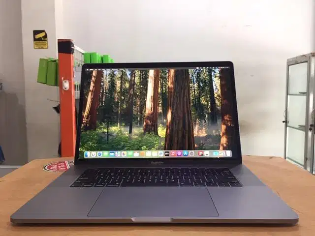 Macbook Pro Touchbar 15 2018 Core i7 Ram 16GB SSD 512GB VGA 4GB Mulus