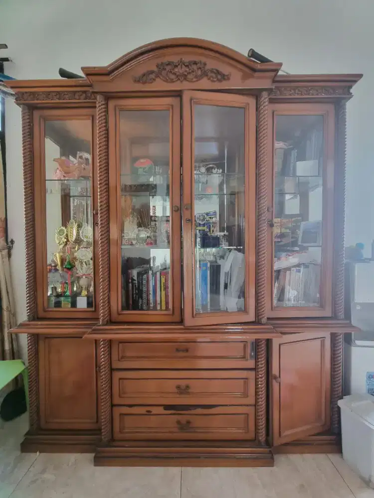 Lemari kayu klasik cantik