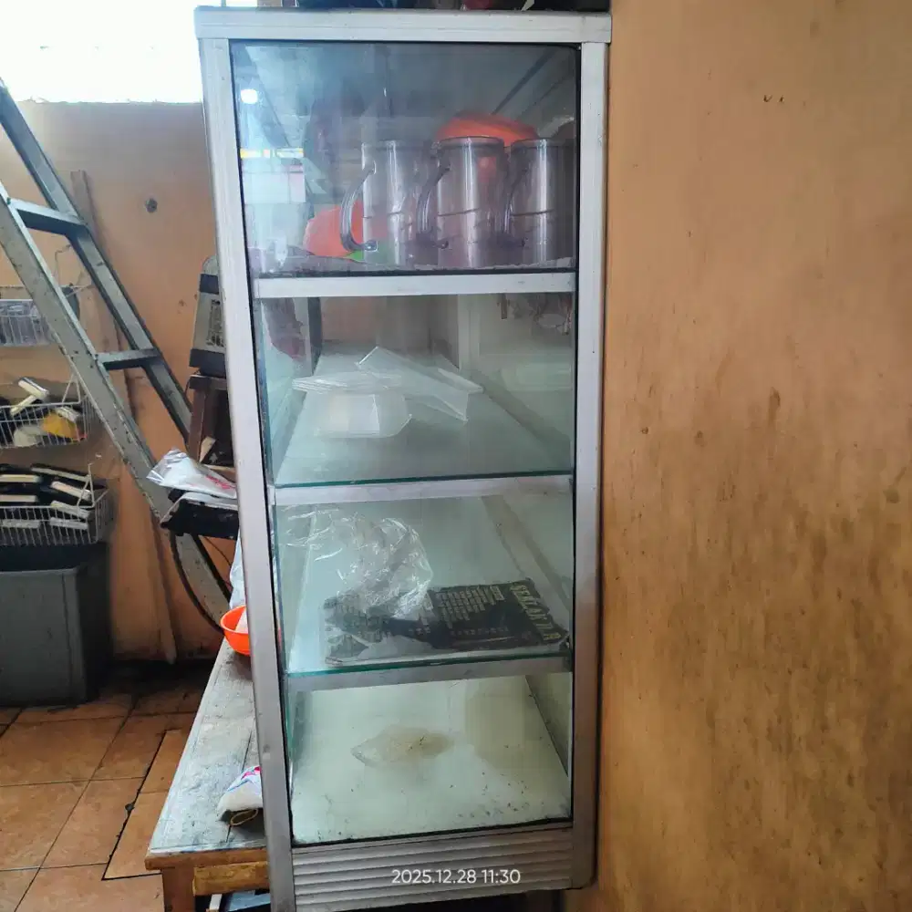 Etalase kaca buat tempat penyimpanan