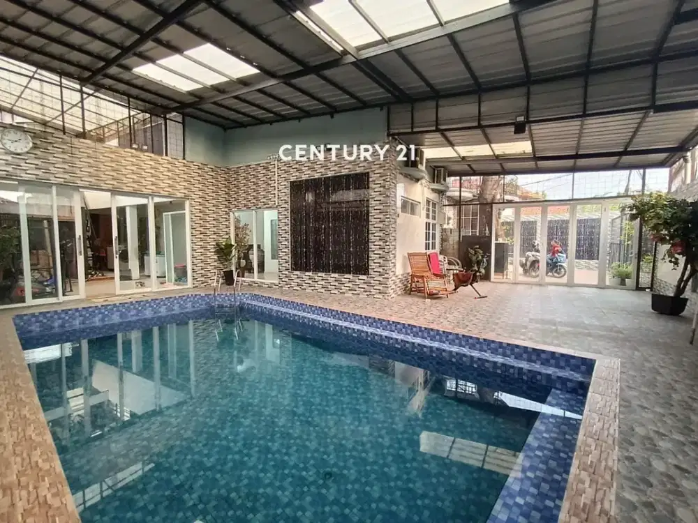 Hunian Nyaman Rumah Rasa Villa Jakarta Selatan