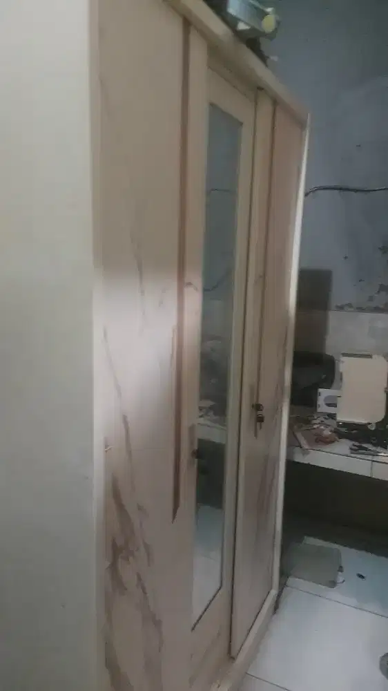 Lemari besi 3. Pintu slide