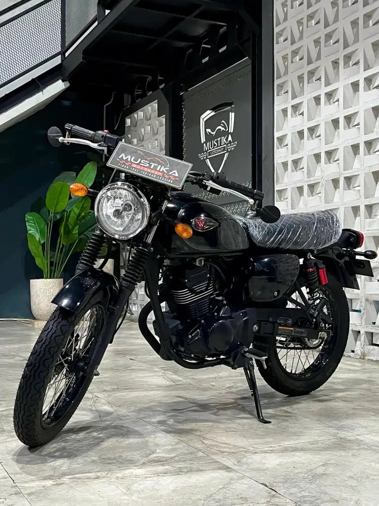 W175 SE Black Style 2021. Odo 1700. DANNY Mustika Motor Sulfat