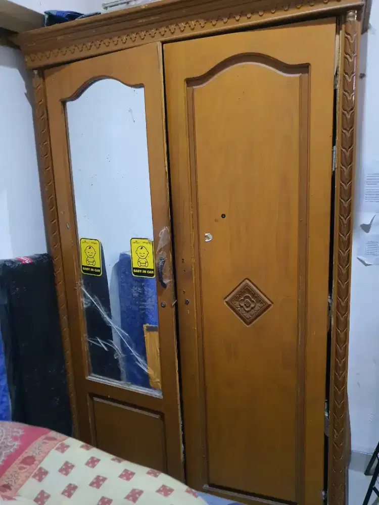 Lemari kayu engsel pintu rusak