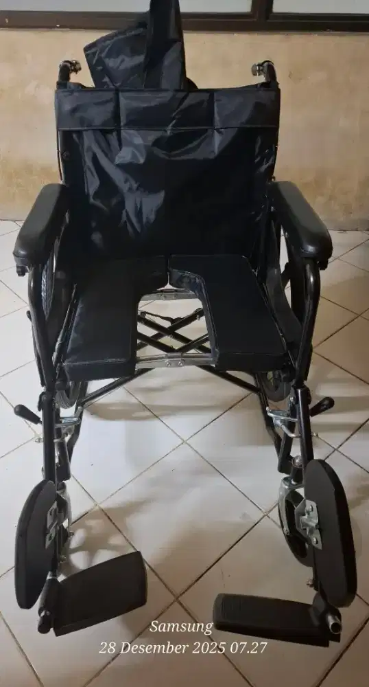 Kursi roda masih mulus.