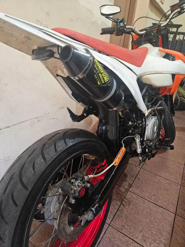 Scorpio Supermoto 2004