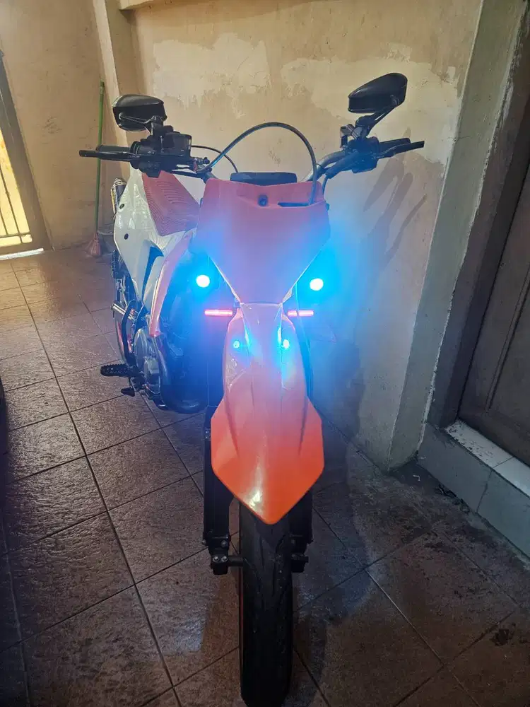 Scorpio Supermoto 2004