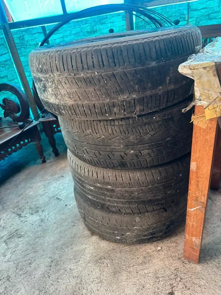 Ban mobil bekas yaris R16