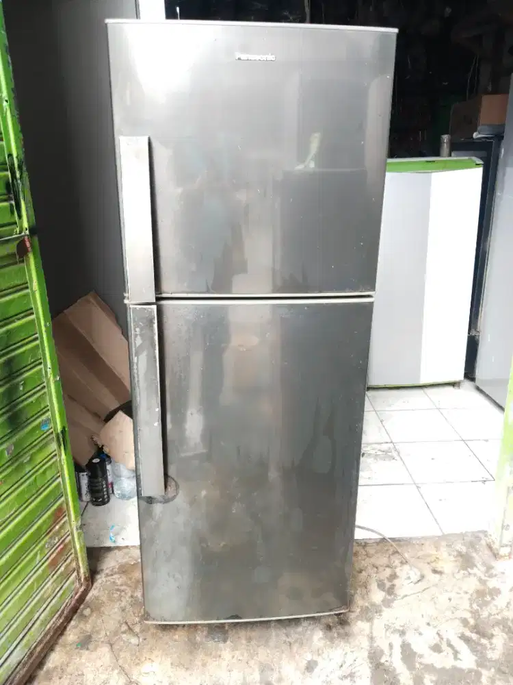 Kulkas 2 pintu panasonic orisinil bagus