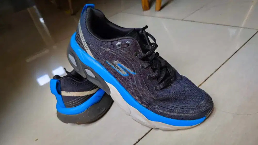 Sepatu Running SKECHERS MAX CUSHIONING ULTIMATE