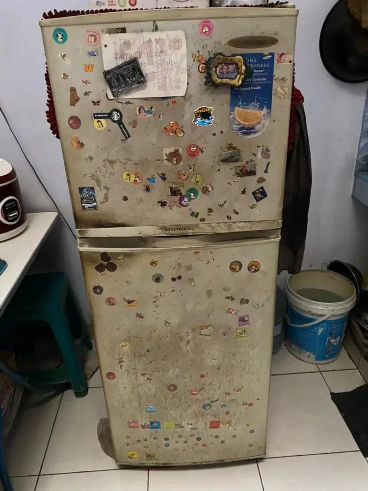 Di jual kulkas Samsung 2 pintu bekas kondisi dingin masih normal
