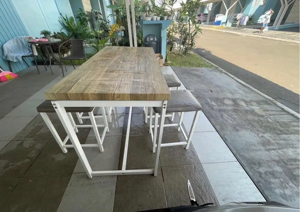 Meja makan + 4 kursi