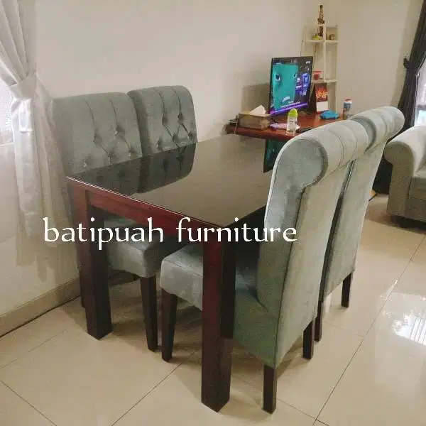 Meja Makan Minimalis + 4 Kursi Sanggul Kancing