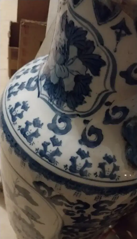 Guci porselen biru putih