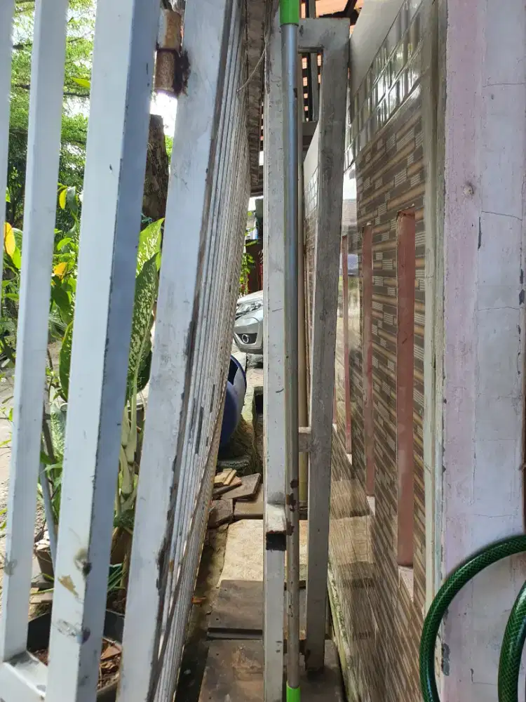 Pagar besi plus besi batangan