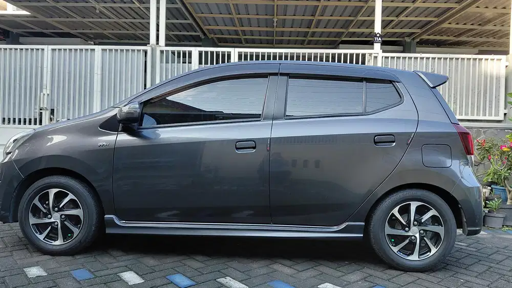 Di jual mobil ayla 1.2 R Automatic 2018 km rendah, kondisi istimewa.