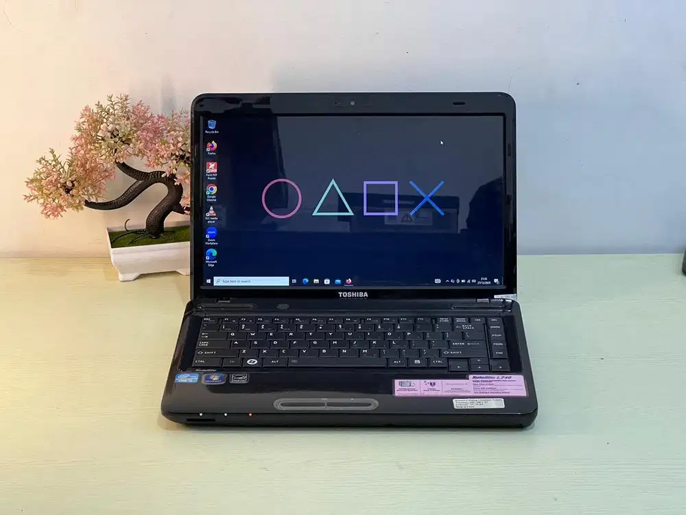 Toshiba Satelite L740 i3-2350M RAM 4 HDD 640 GB 14 inch No Minus