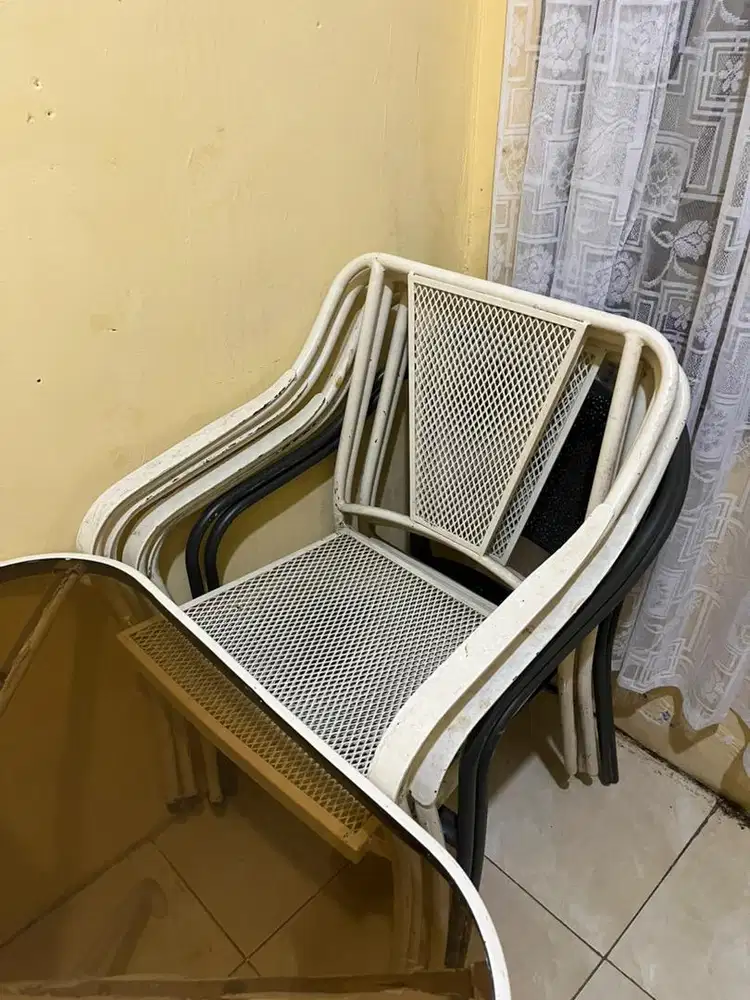 MEJA MAKAN atau MEJA CAFE