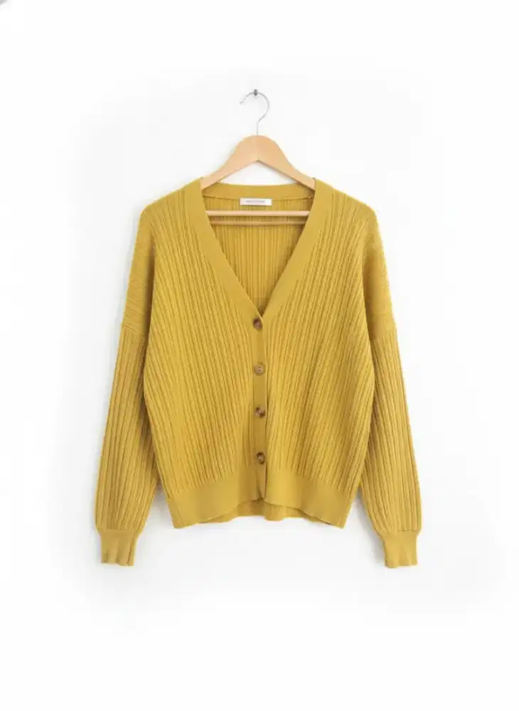 Sweater Kuning Wanita