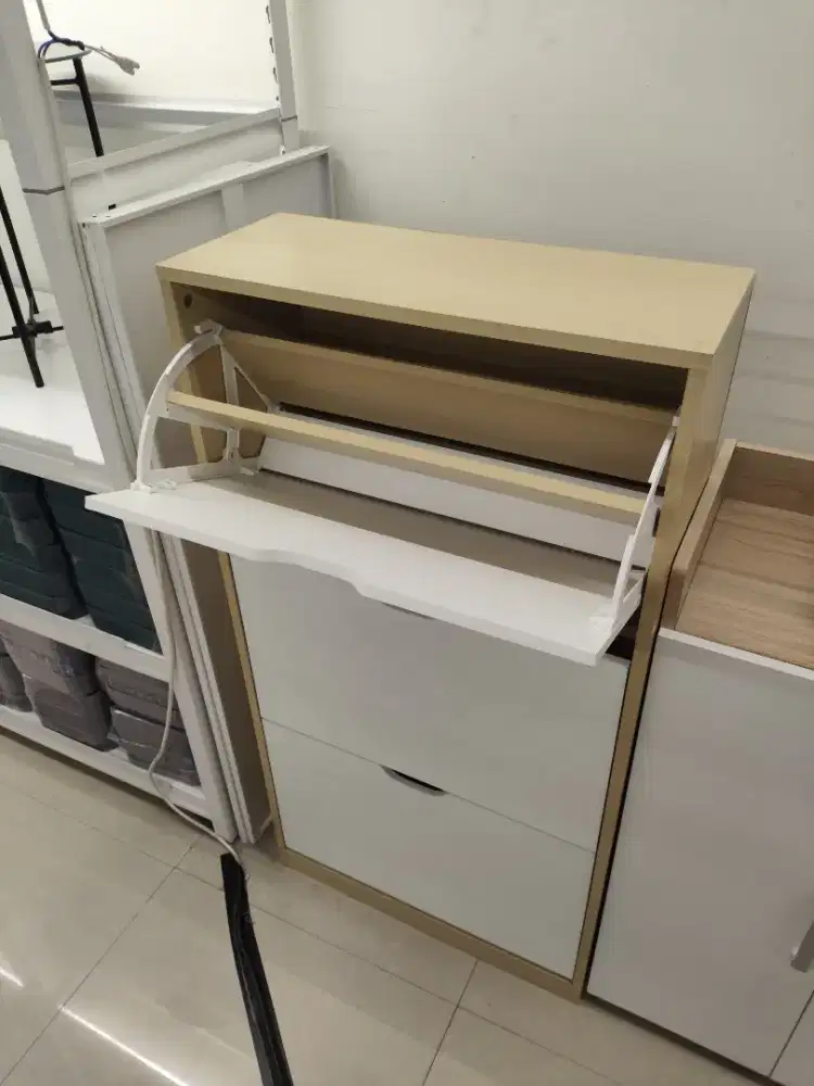 TAK SEPATU TARIK LEMARI MIRING