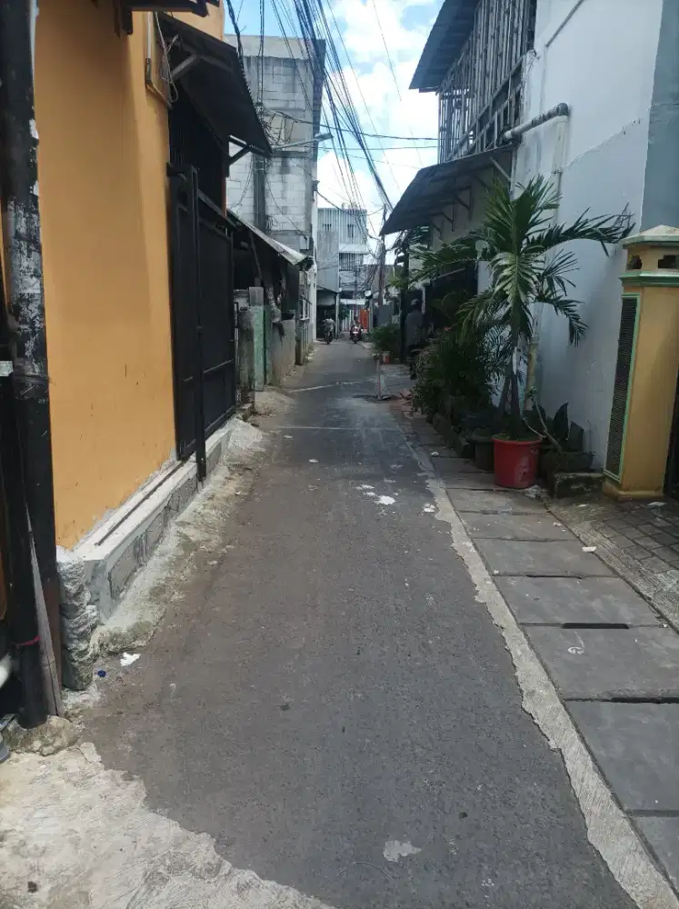 Di jual 1 rumah utama dan 7 pintu kontrakan.