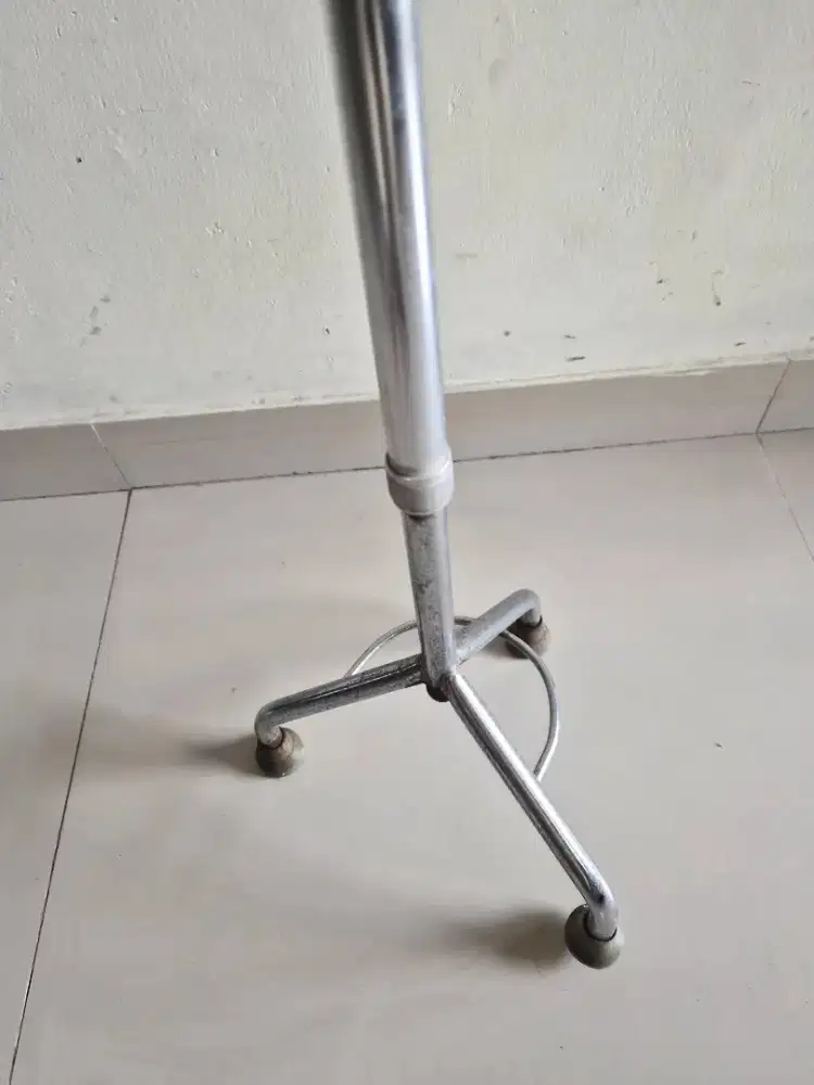 Tongkat Kaki 3/ Alat bantu jalan Tongkat Kaki 3