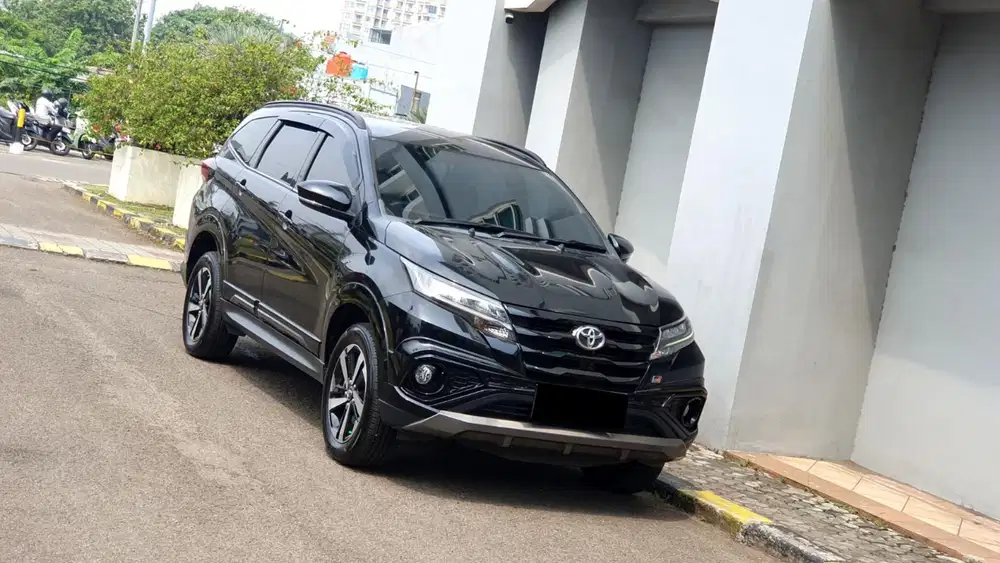 [ LIKE NEW ] TOYOTA RUSH GR SPORT AT 2024 / 2025 HITAM
