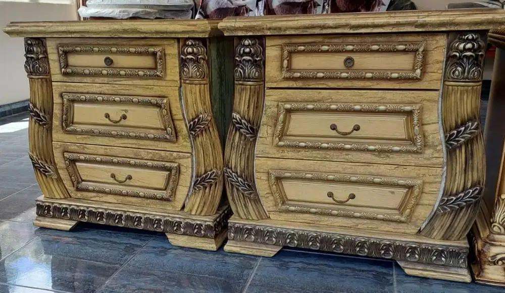 Dua Lemari Kayu Berbentuk