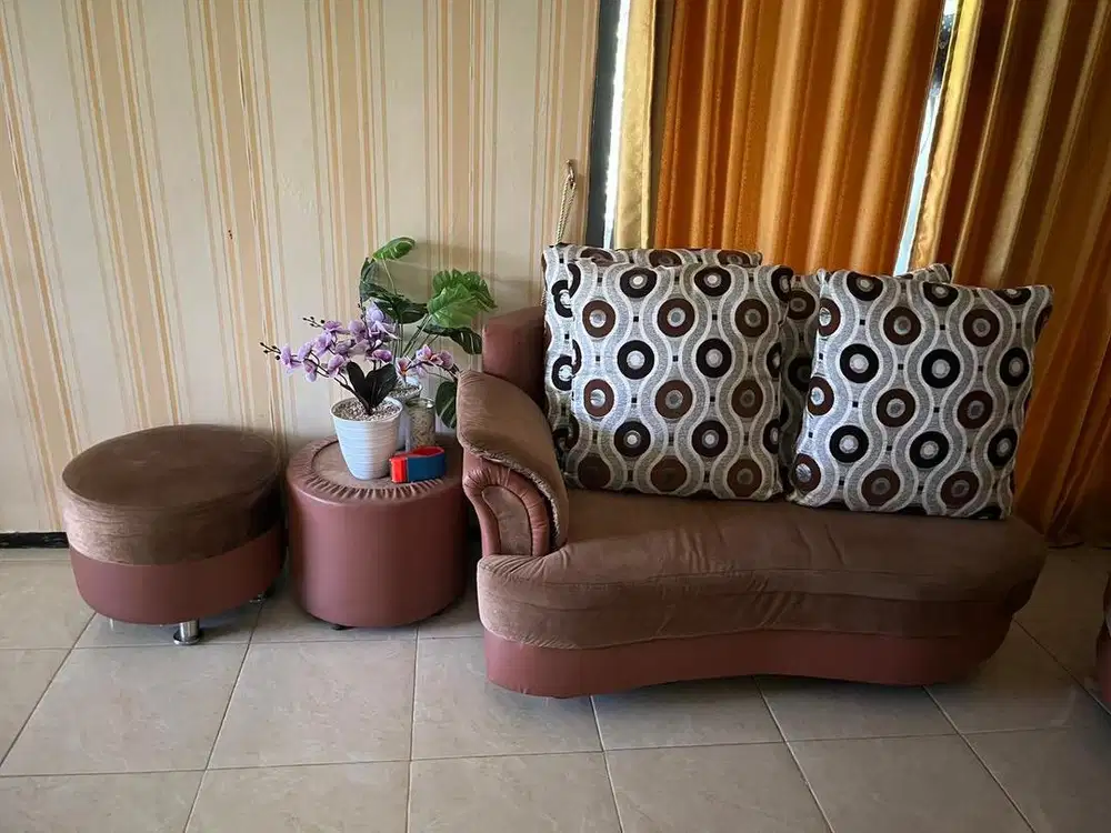 Sofa ruang tamu warna cokelat bahan suede