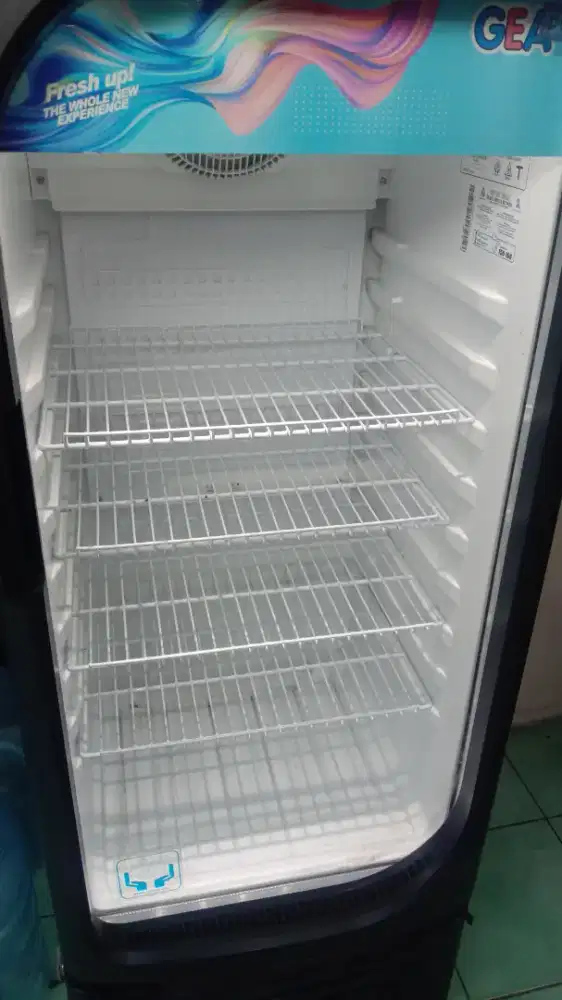 di jual showcase bekas seperti baru