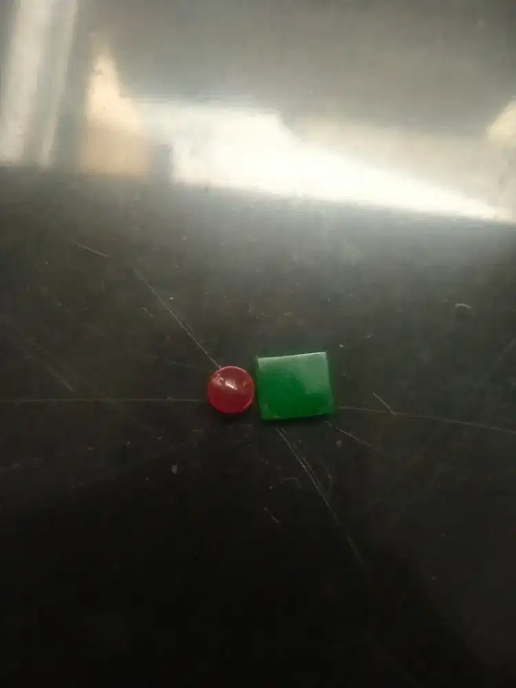 Batu hijau dan merah