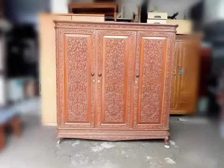 Lemari pakaian jati ukir klasik 3pintu Uk.P175 L60 T175