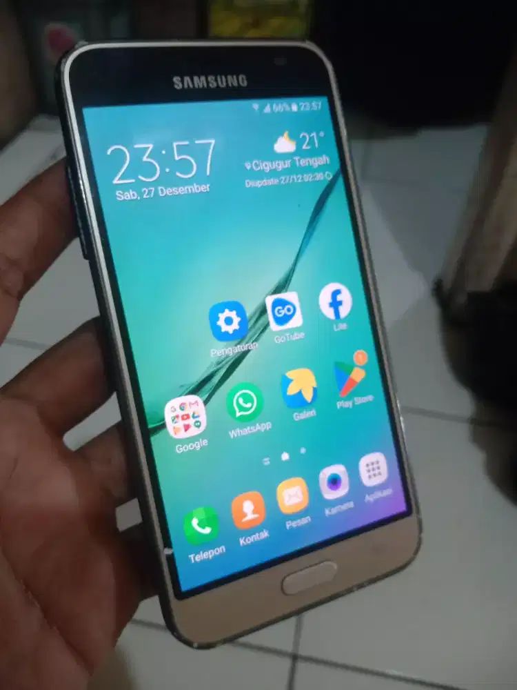 Samsung galaxy J5 2015 4G layar 5 in amoled