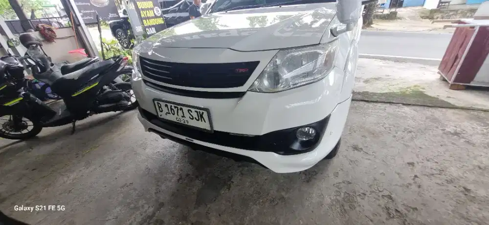 Fortuner putih matic bensin