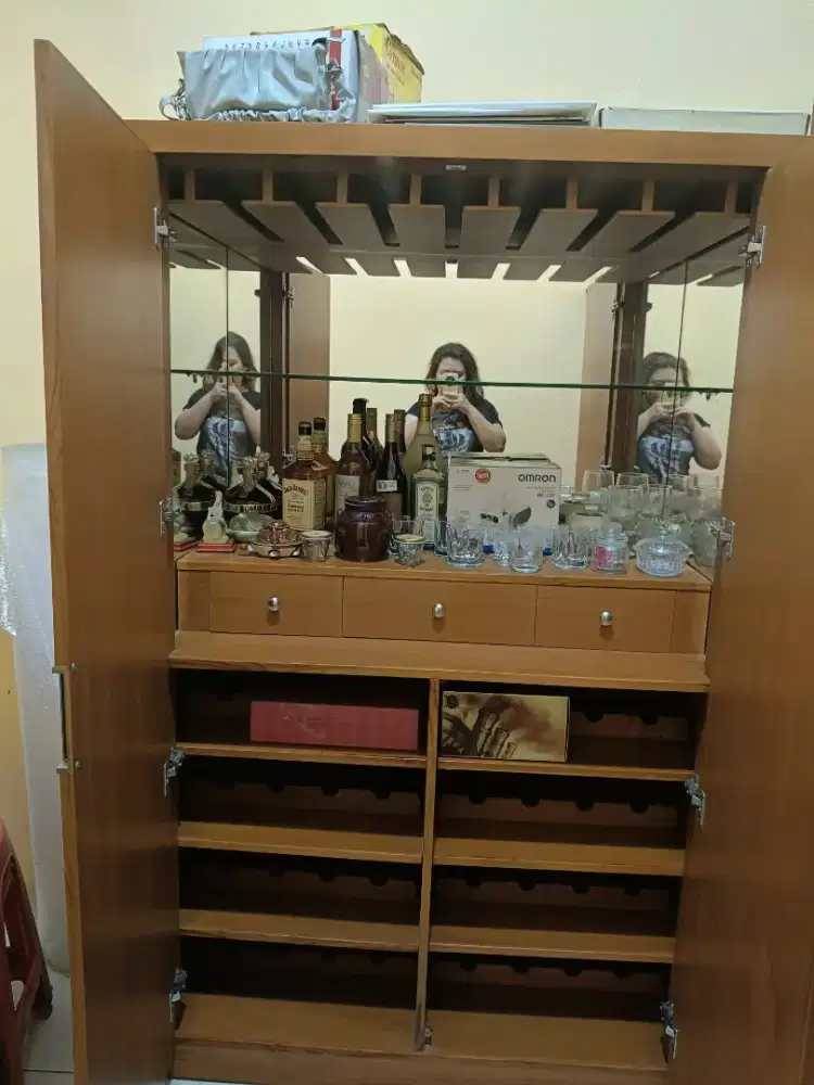 lemari kayu untuk alkohol