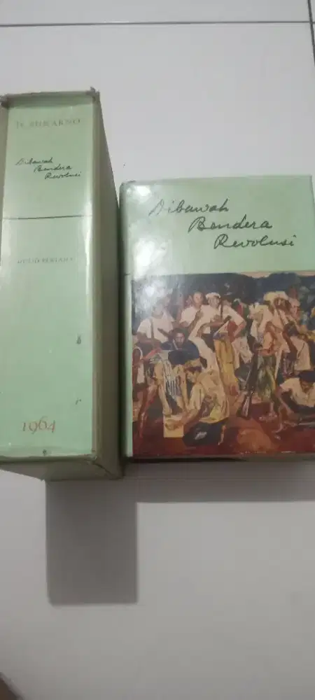 Buku IR. Sukarno  Dibawah Bendera Revolusi  djilid pertama