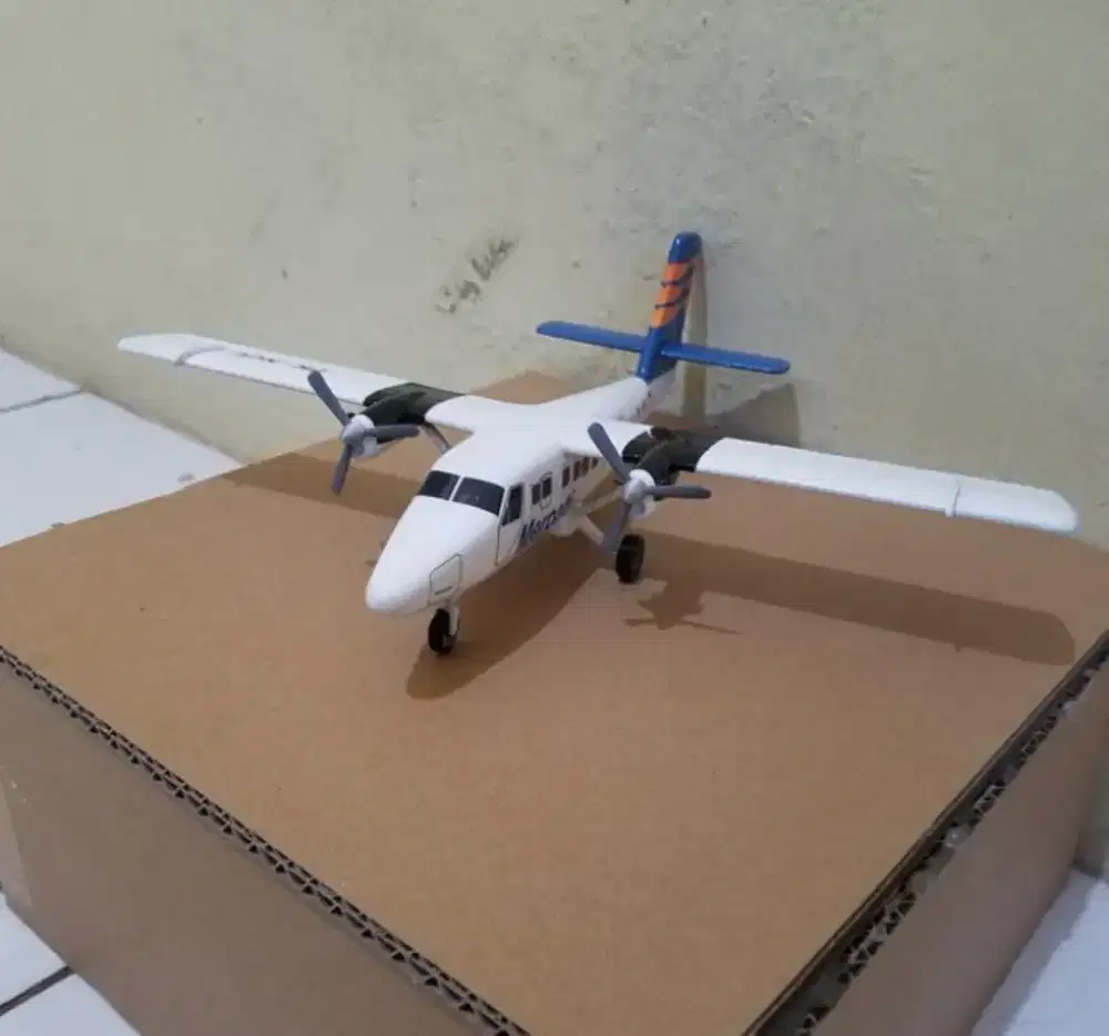 miniatur pesawat twinotter merpati