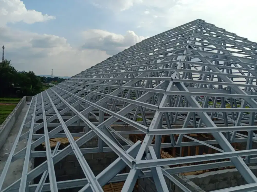 Rangka atap baja ringan terpasang dan plafon PVC