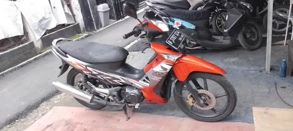 Motor bebek supra x 125 R legendaris